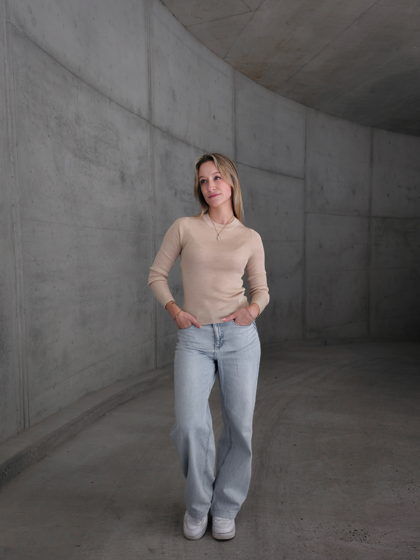 Frontale Ganzkörperansicht von Danja im beigen Merino-Longsleeve in XS.