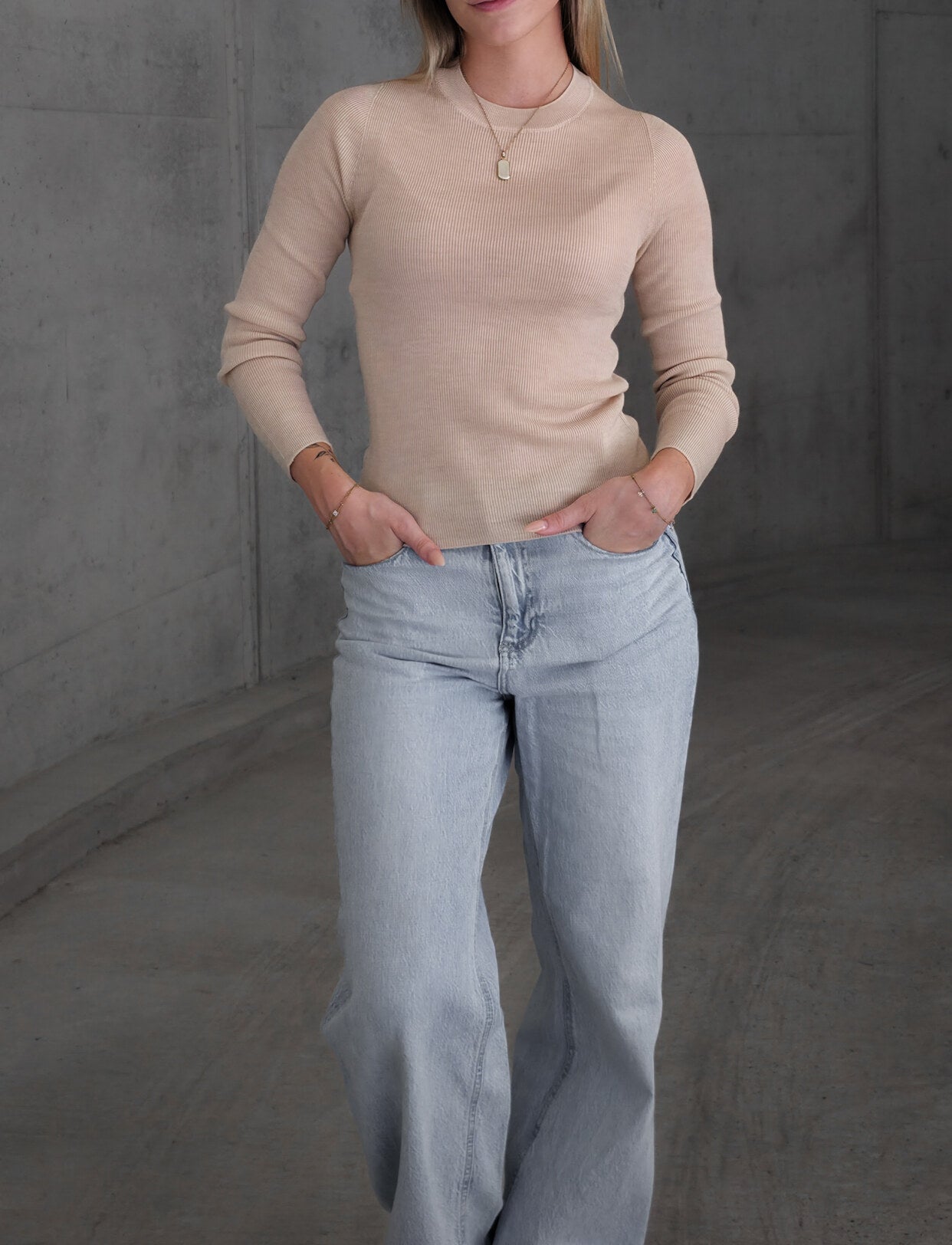 Passform des beigen Merino-Longsleeves in XS an Danjas Oberkörper.
